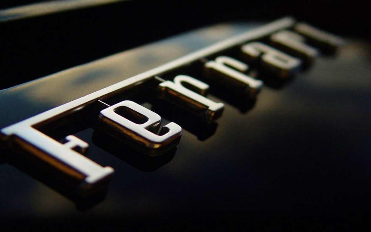 Хромированный логотип Ferrari обои