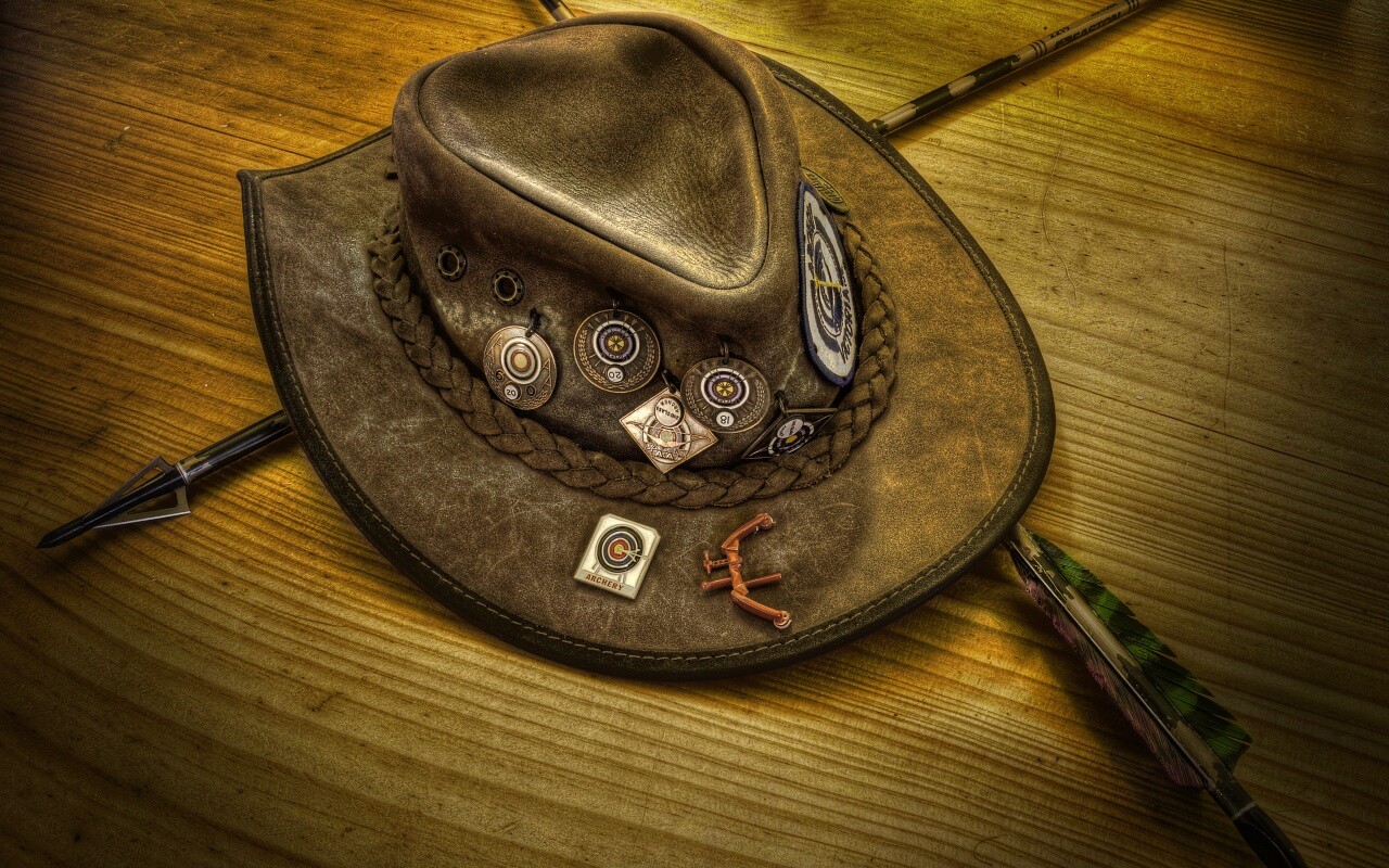 Шляпа и стрелы обои