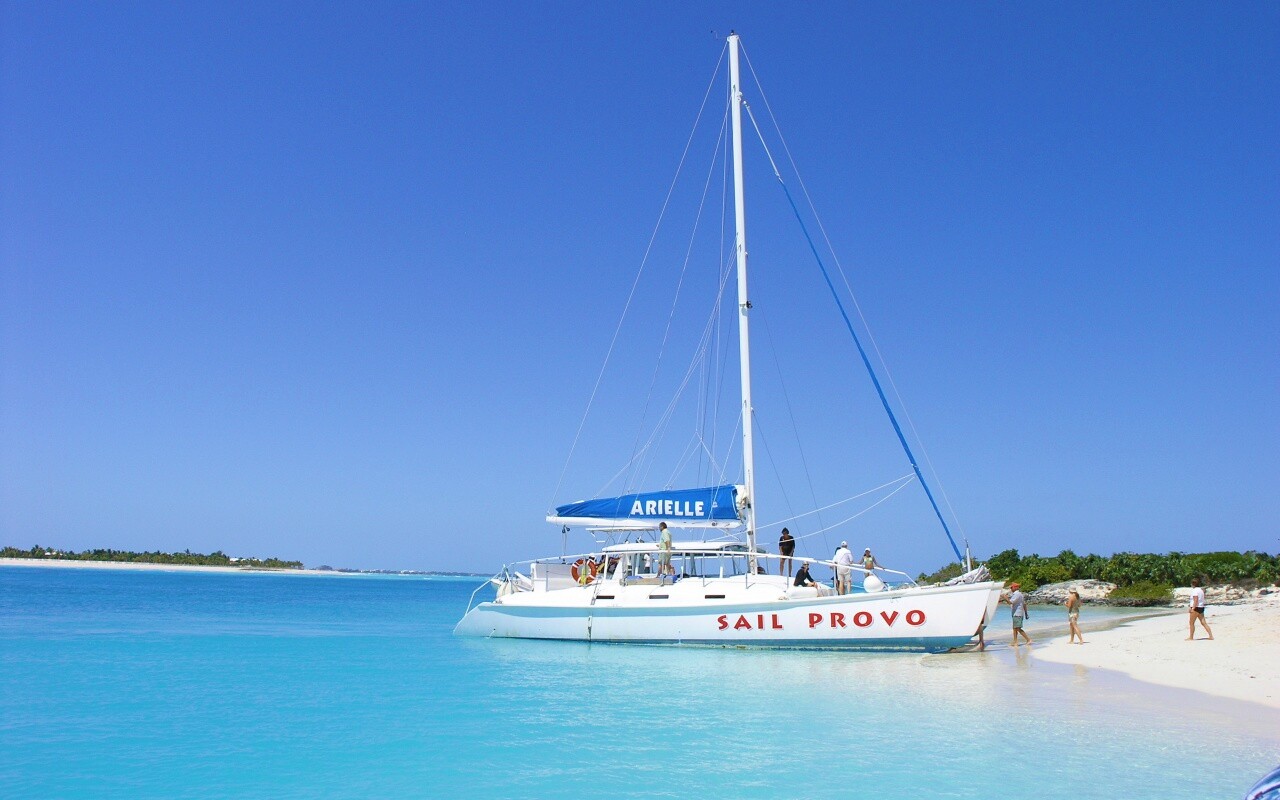 Яхта в голубой лагуне обои