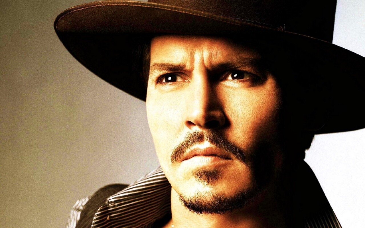 Актер Джонни Депп в широкополой шляпе обои