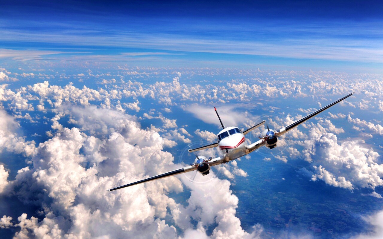 Самолет над облаками обои