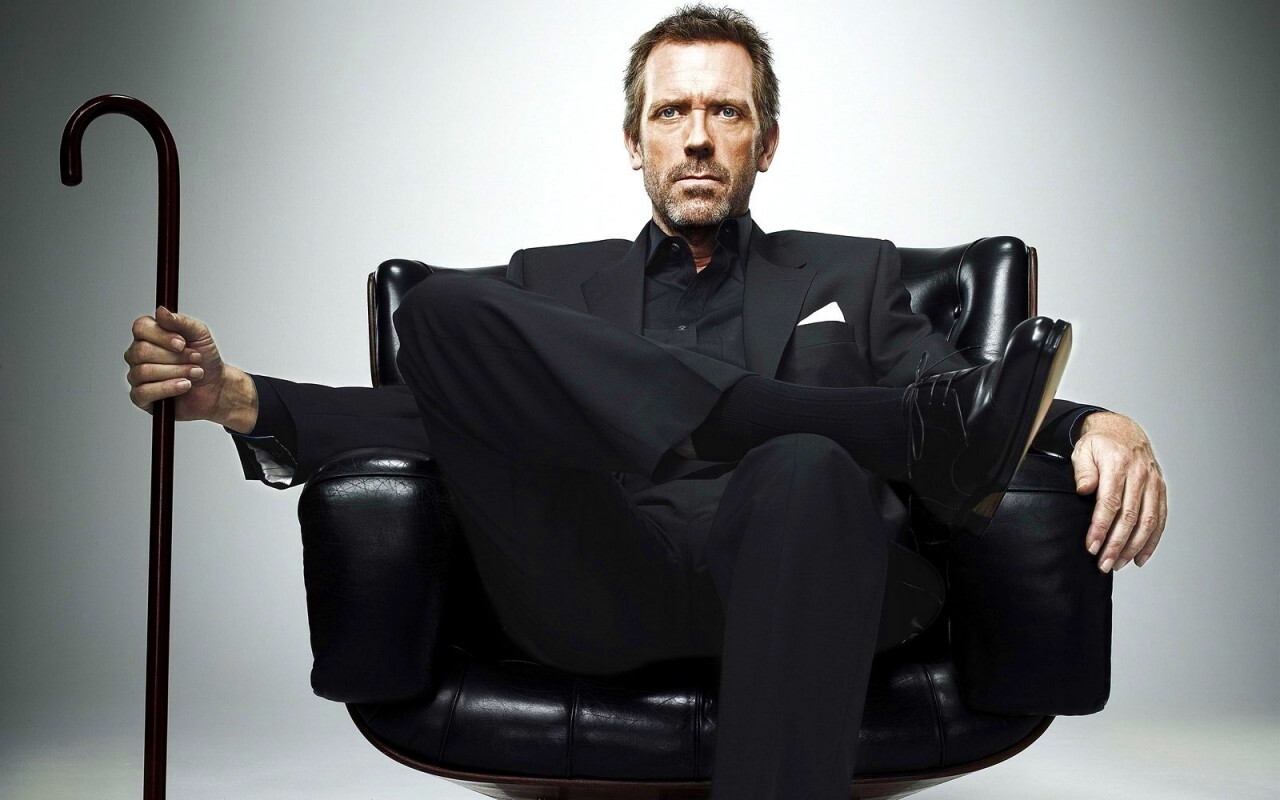 Хью Лори в кресле обои