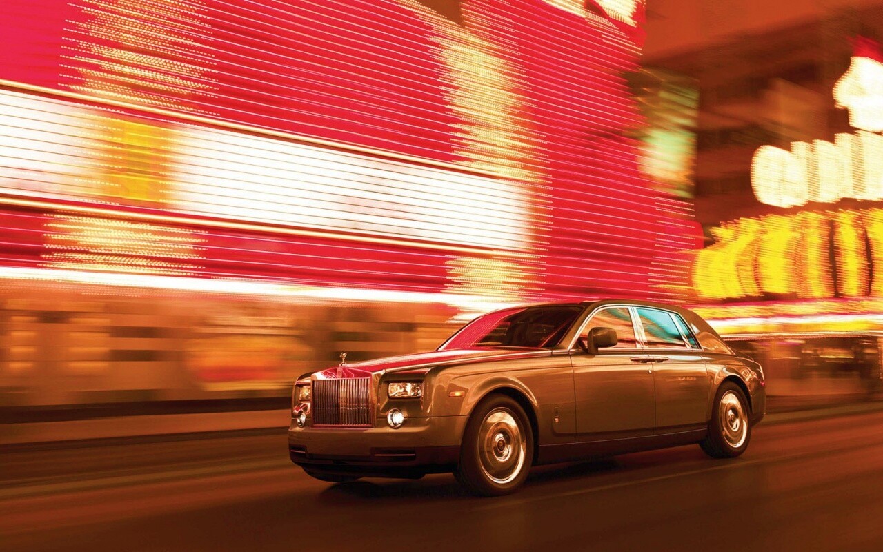 Rolls-Royce Phantom едет через город обои