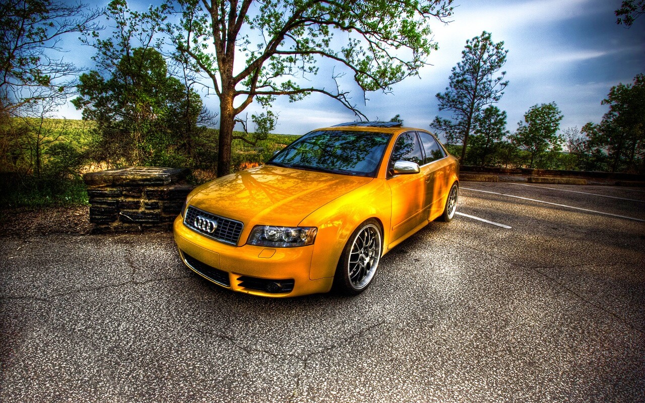 Желтый Ауди на дороге обои