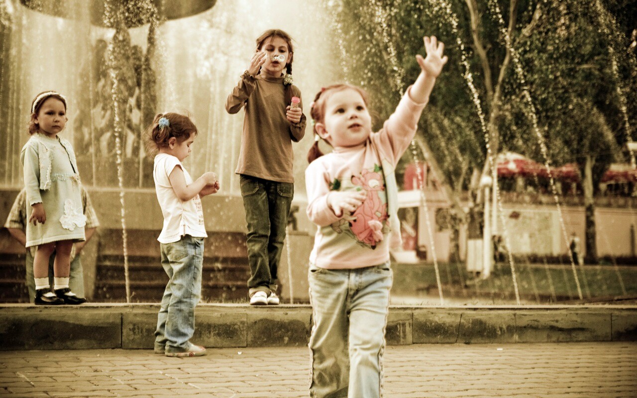 Дети у фонтана обои
