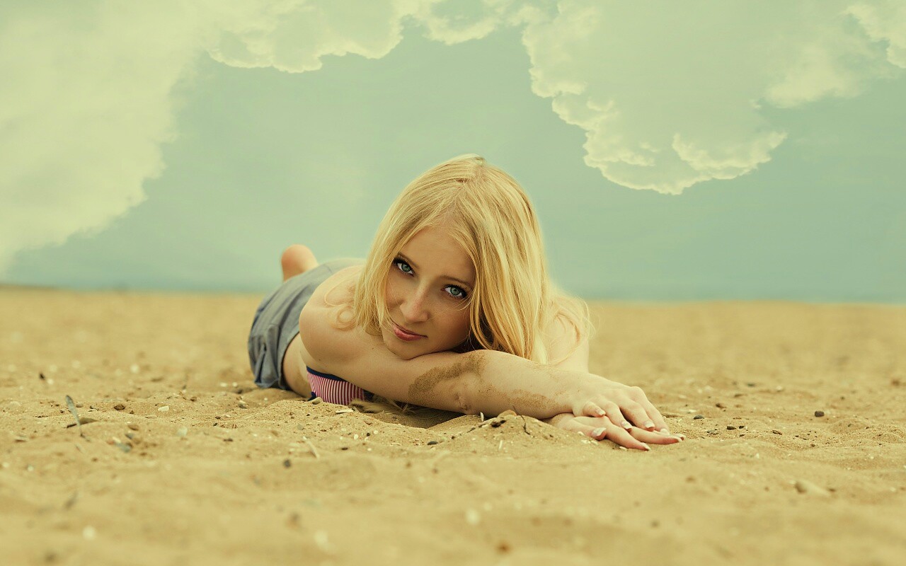 Девушка на песке обои