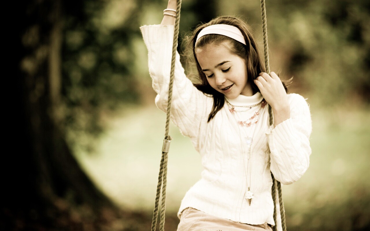 Девочка на качелях обои