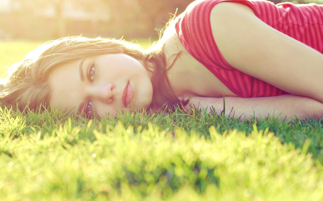 Девушка на траве обои