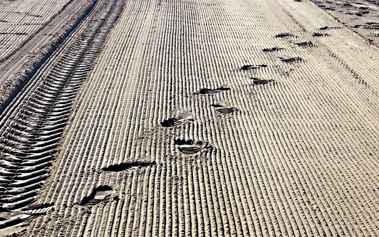 Следы на песке обои