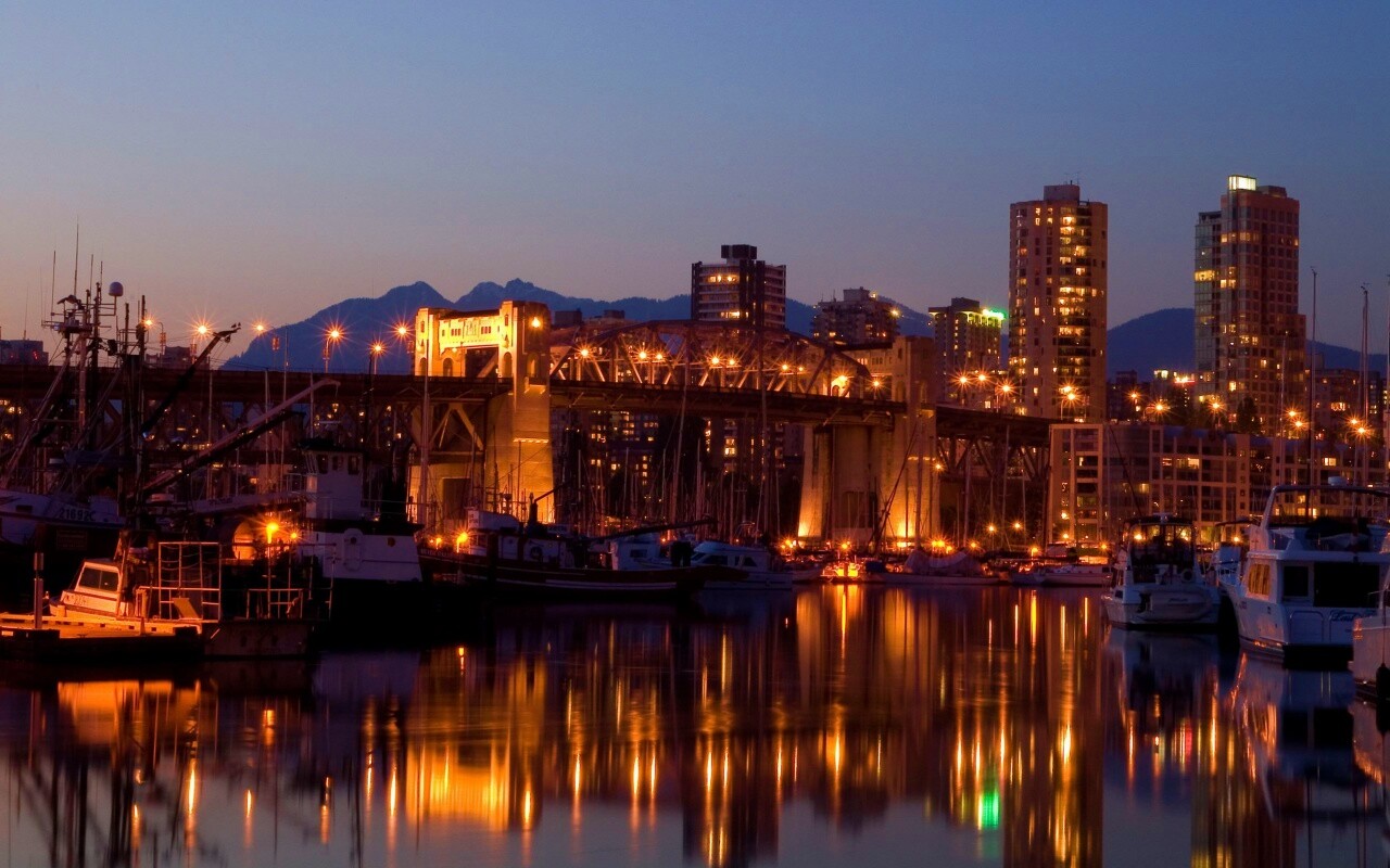 Мост и катера на закате обои