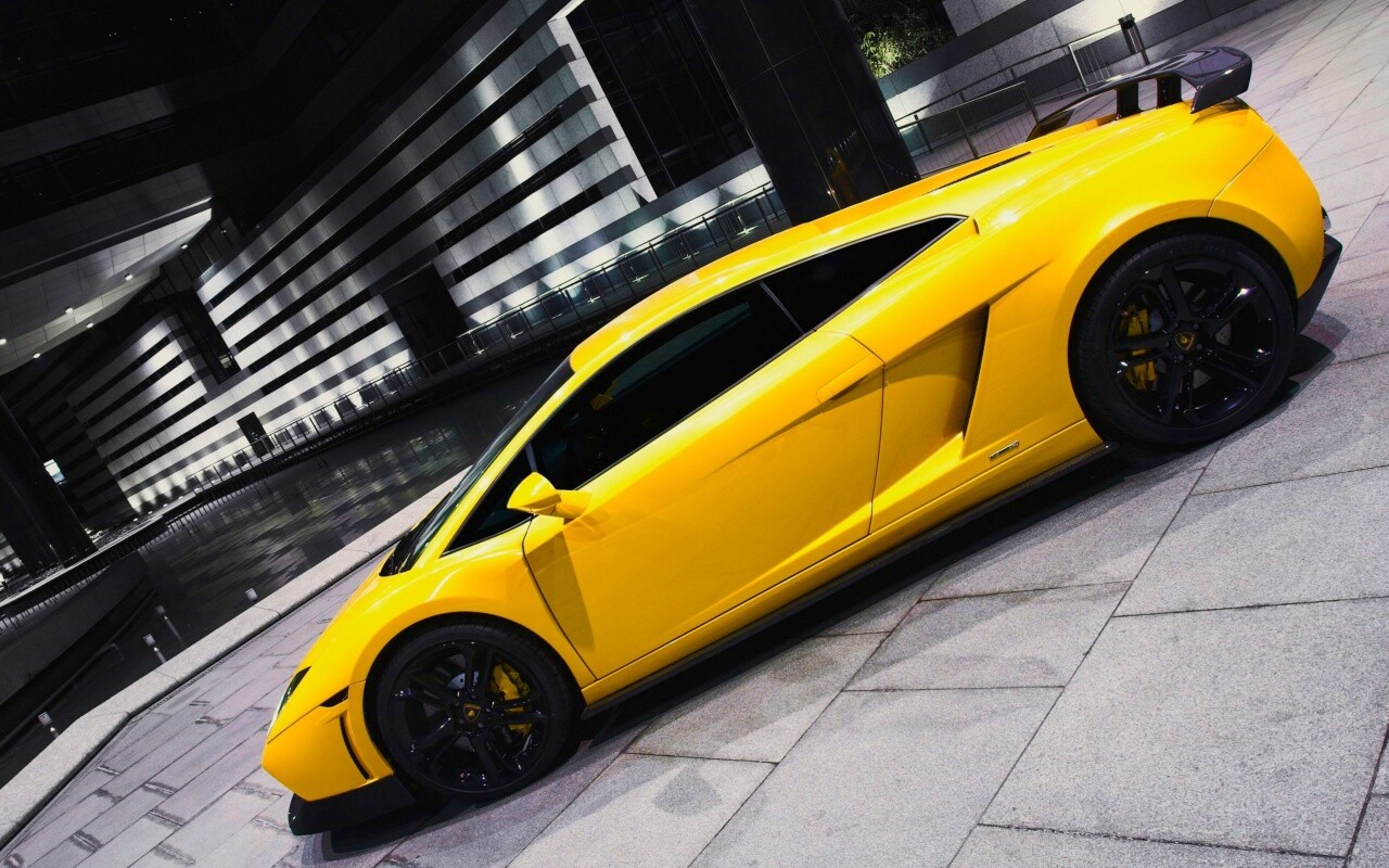 Желтая ламборджини в автосалоне обои