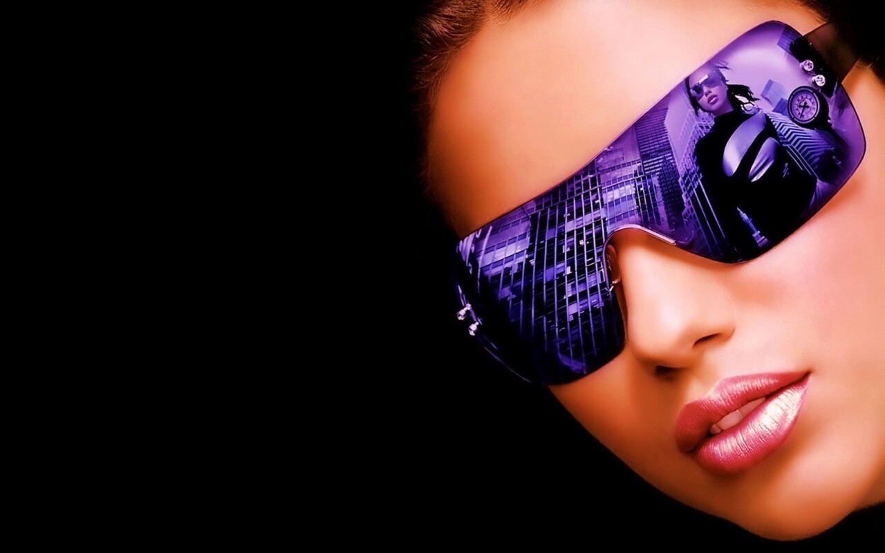 Девушка в стильных очках обои