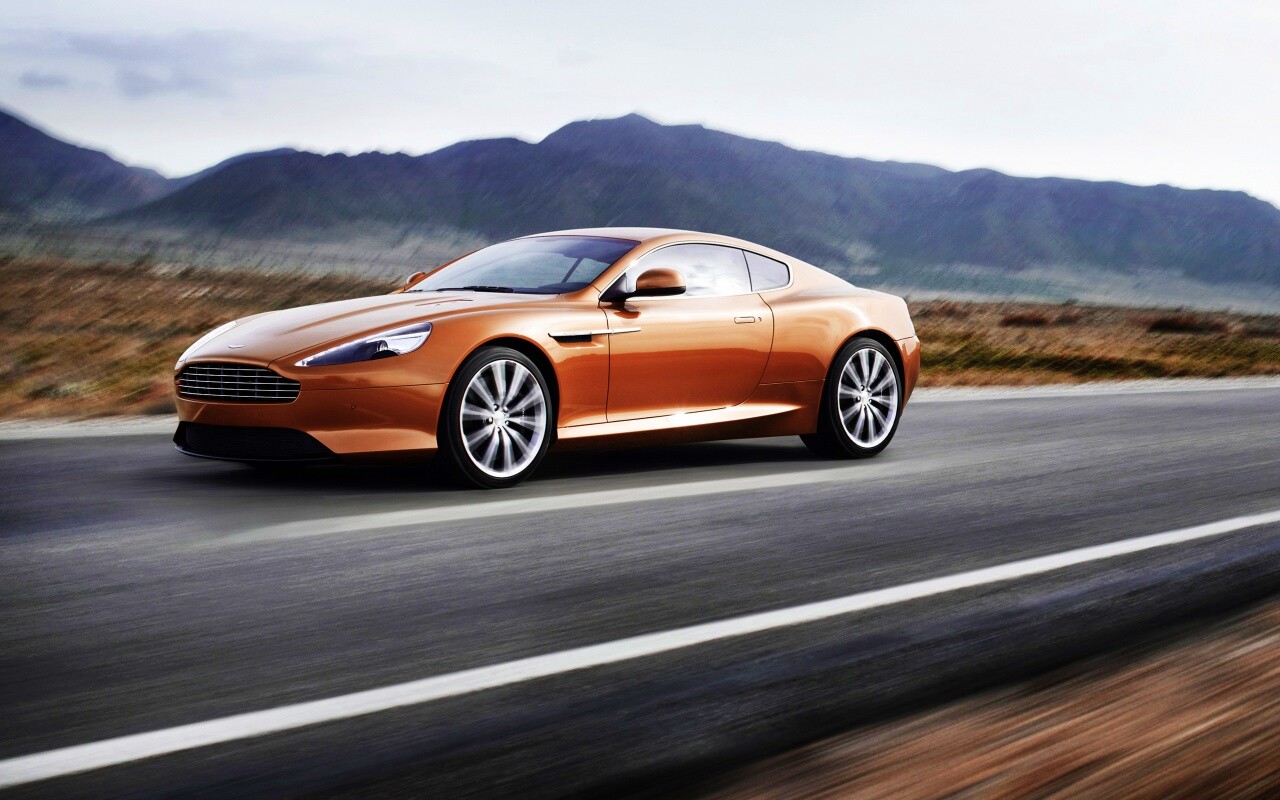 Астон Мартин на шоссе обои