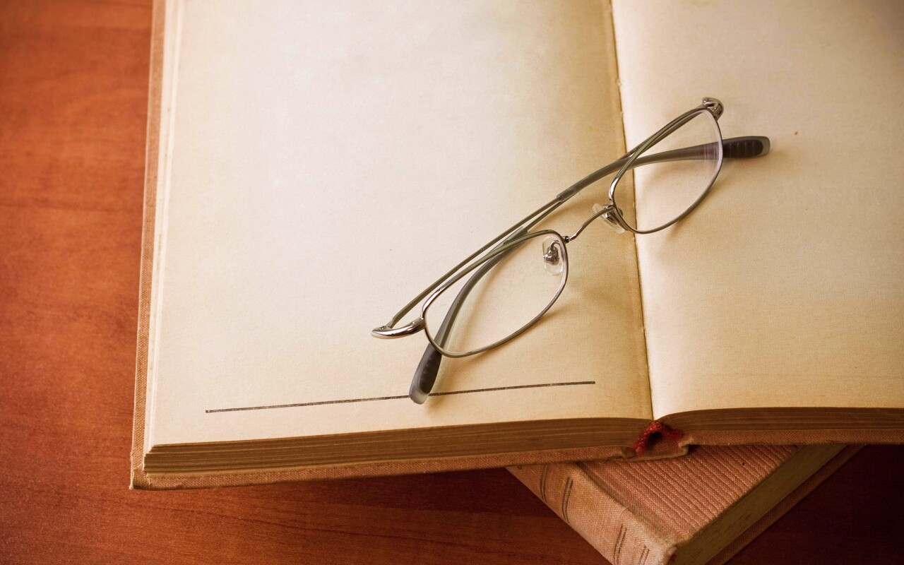 Очки и блокнот обои
