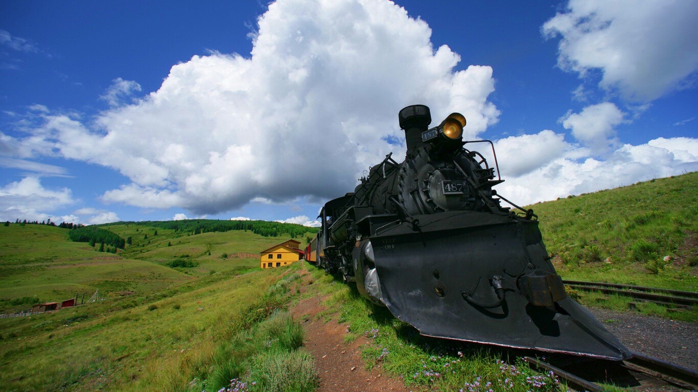 Паровоз на деревенской станции обои