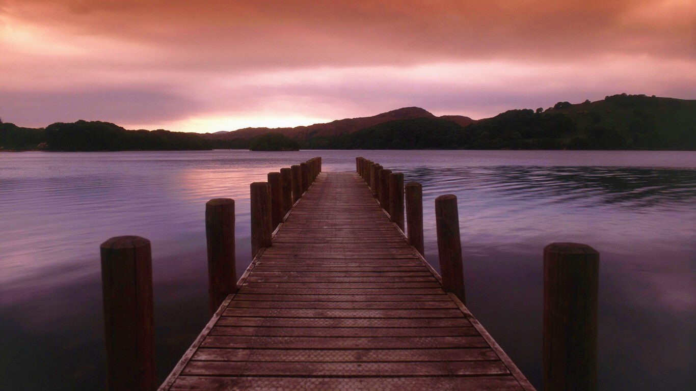 Деревянный причал на озере обои
