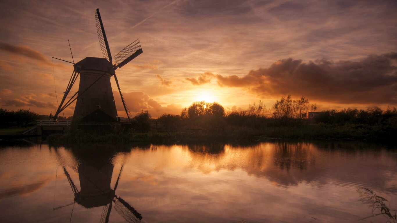 Мельница на озере обои