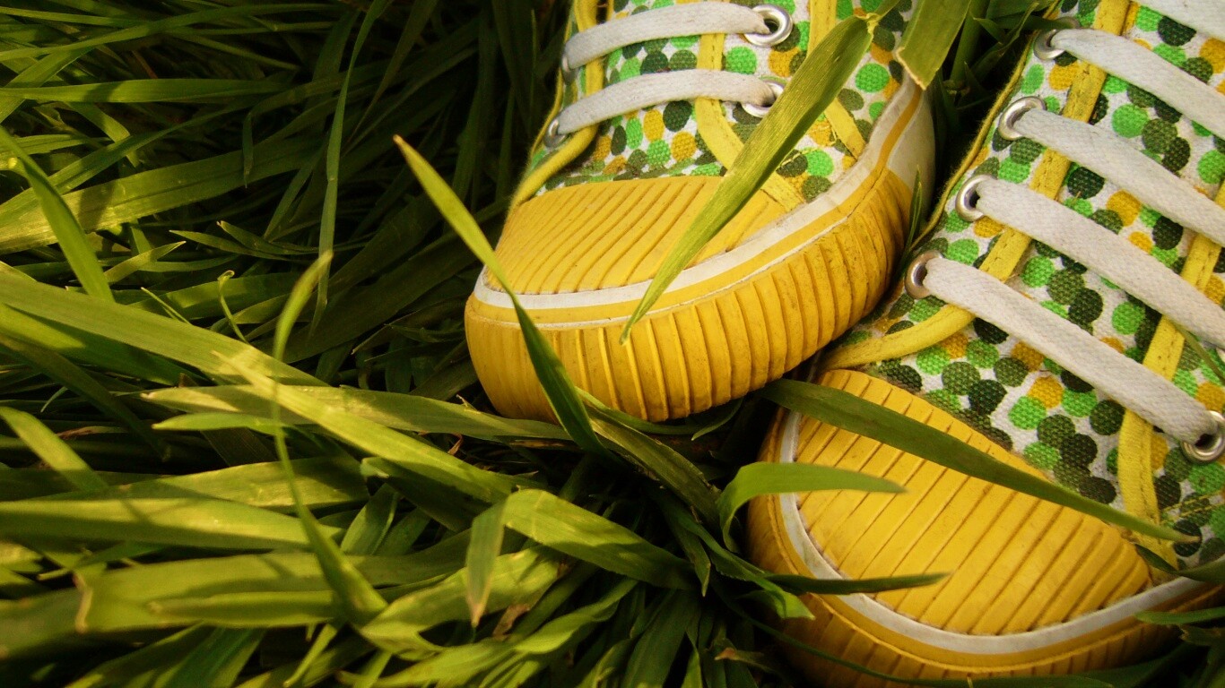 Желтые кеды в горошек обои