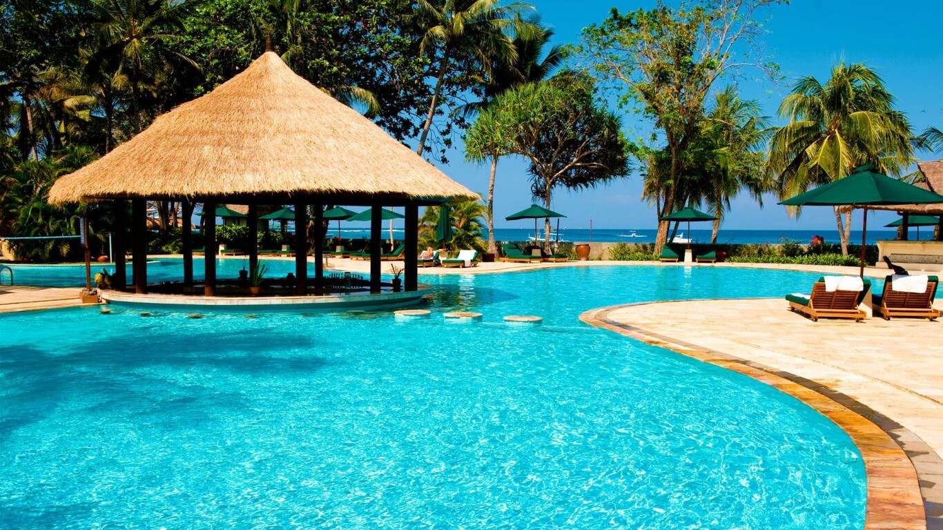 Бассейн отеля обои