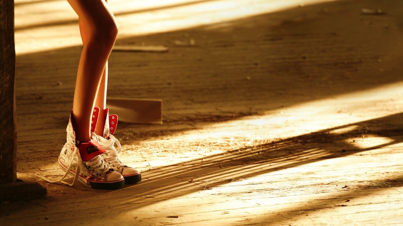 Ножки в кедах обои