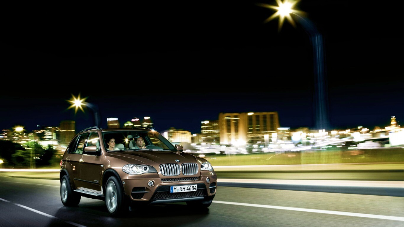 Пара в BMW X5 обои