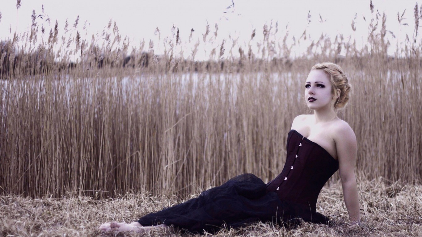 Девушка на траве в черном корсете обои