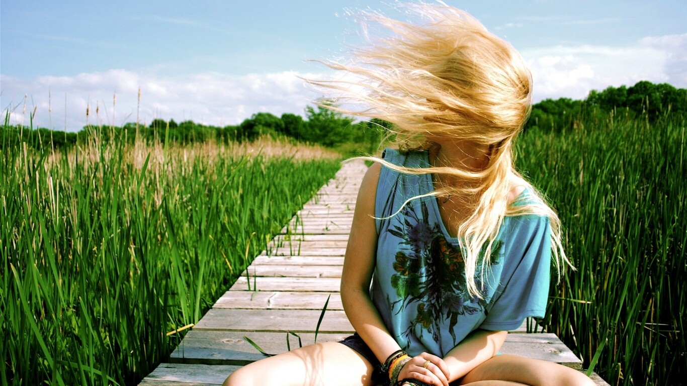 Девушка и ветер обои