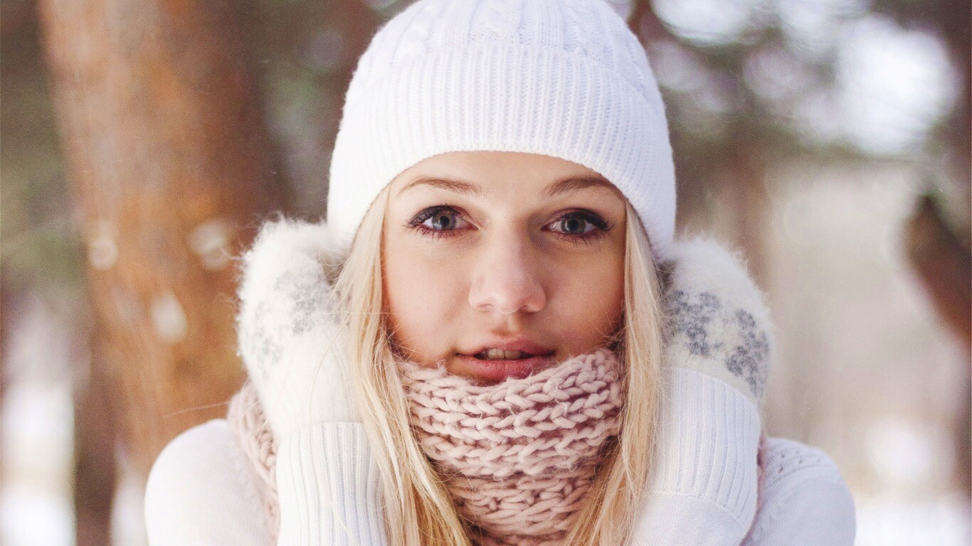 Девушка в белом в снежном лесу обои