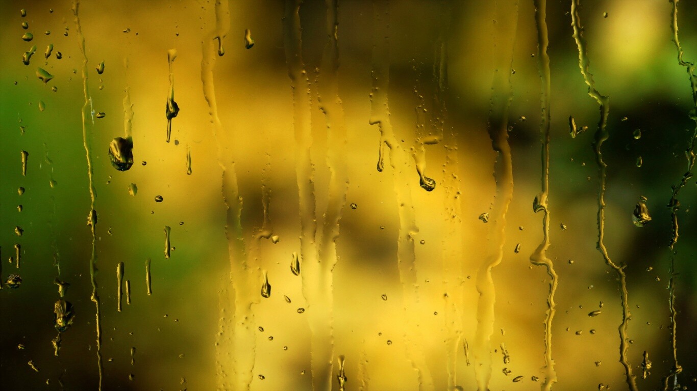 Текущая по стеклу вода обои