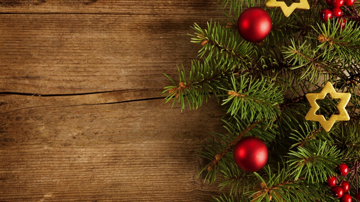 Новогодние игрушки на еловой ветке обои