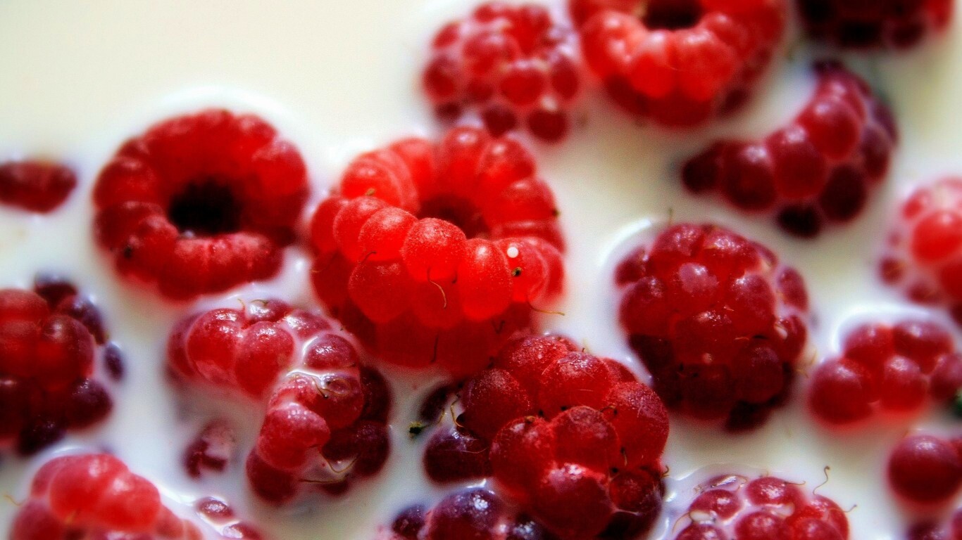 Малина в молоке обои