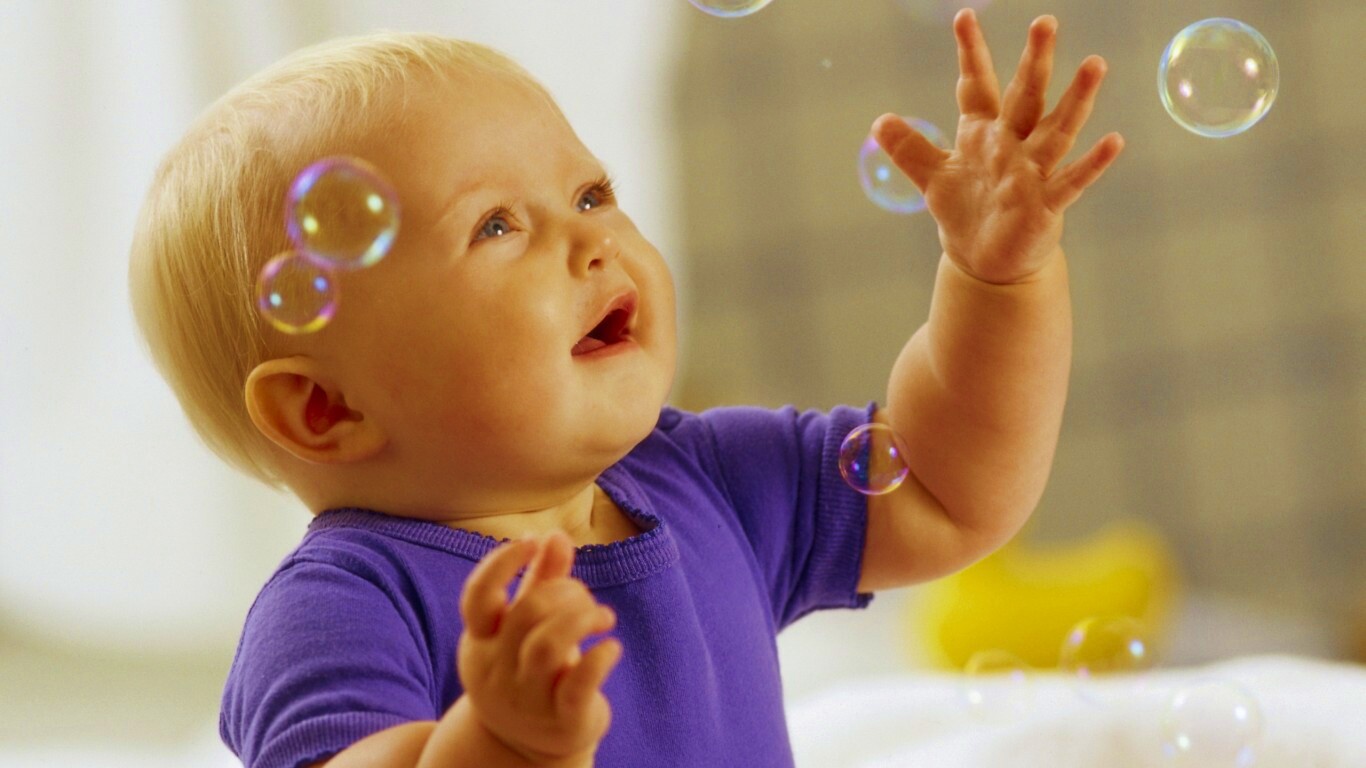 Игра с мыльными пузырями обои