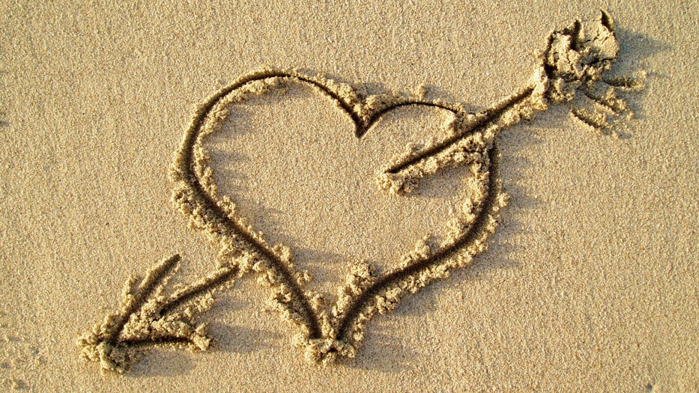 Сердце на песке обои