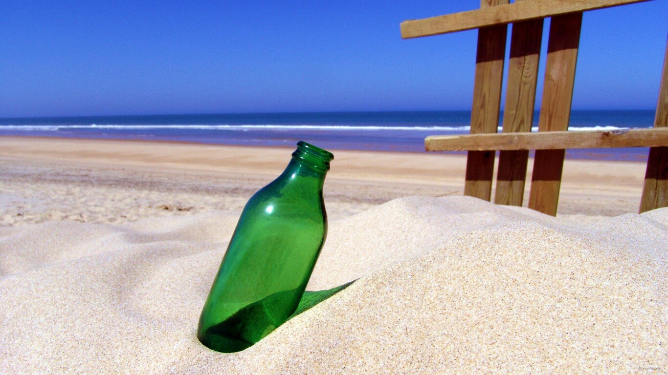 Бутылка на пляже обои