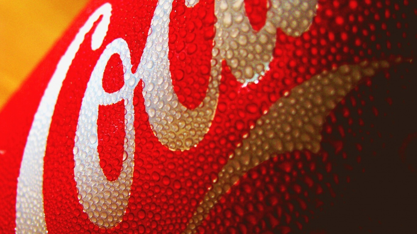 Запотевшая банка Кока-Колы обои