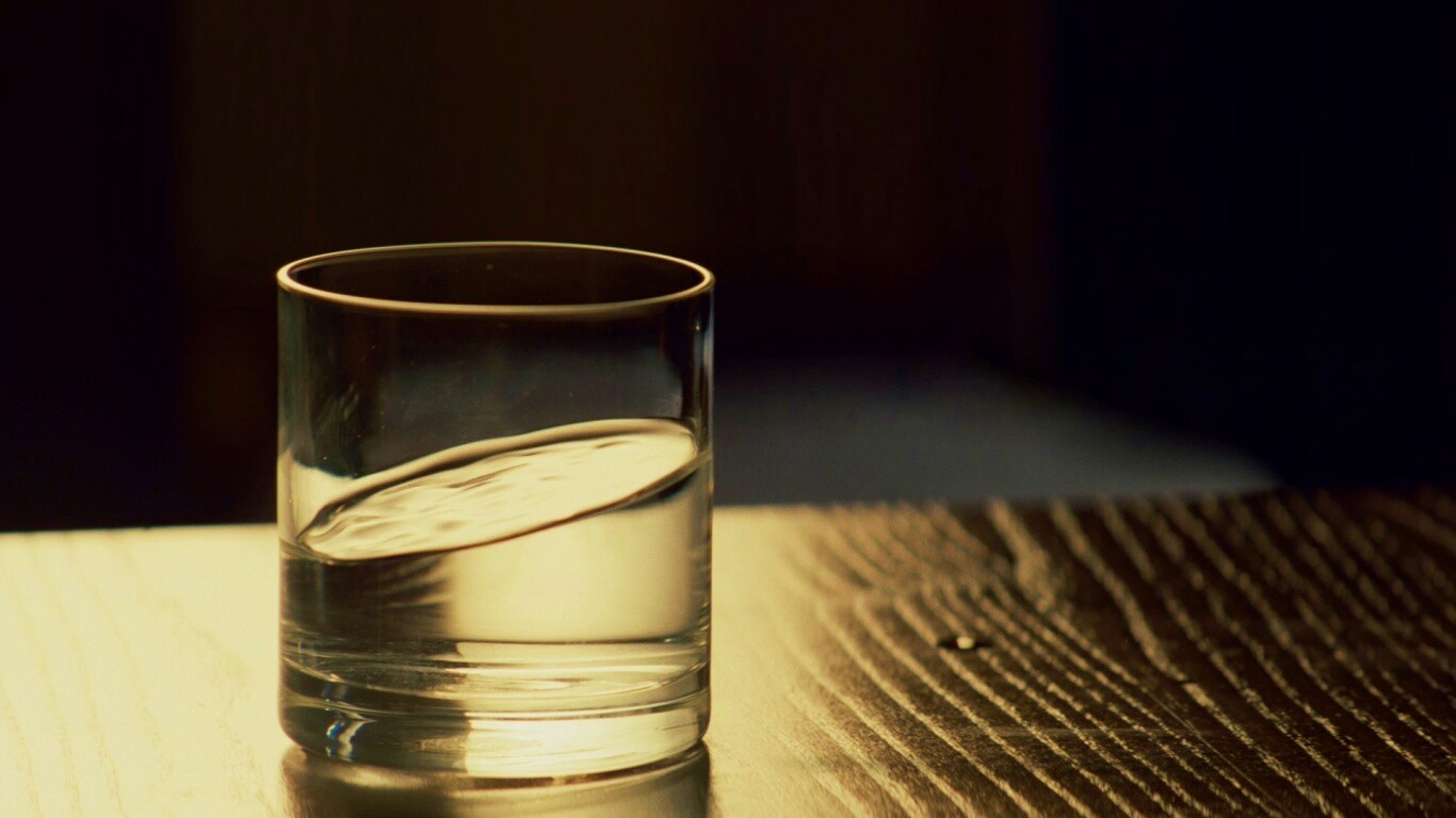 Стакан воды из Начала обои