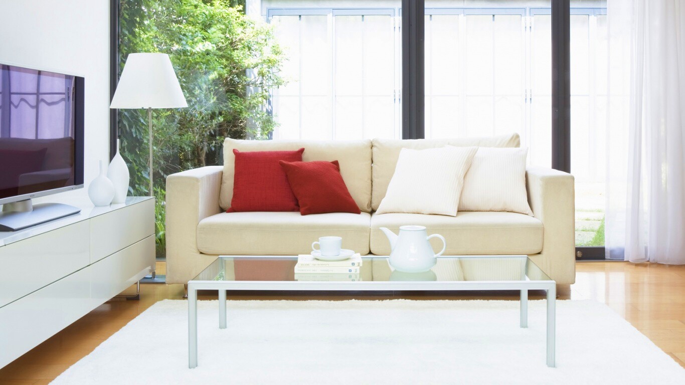 Комната с диваном и телевизором обои