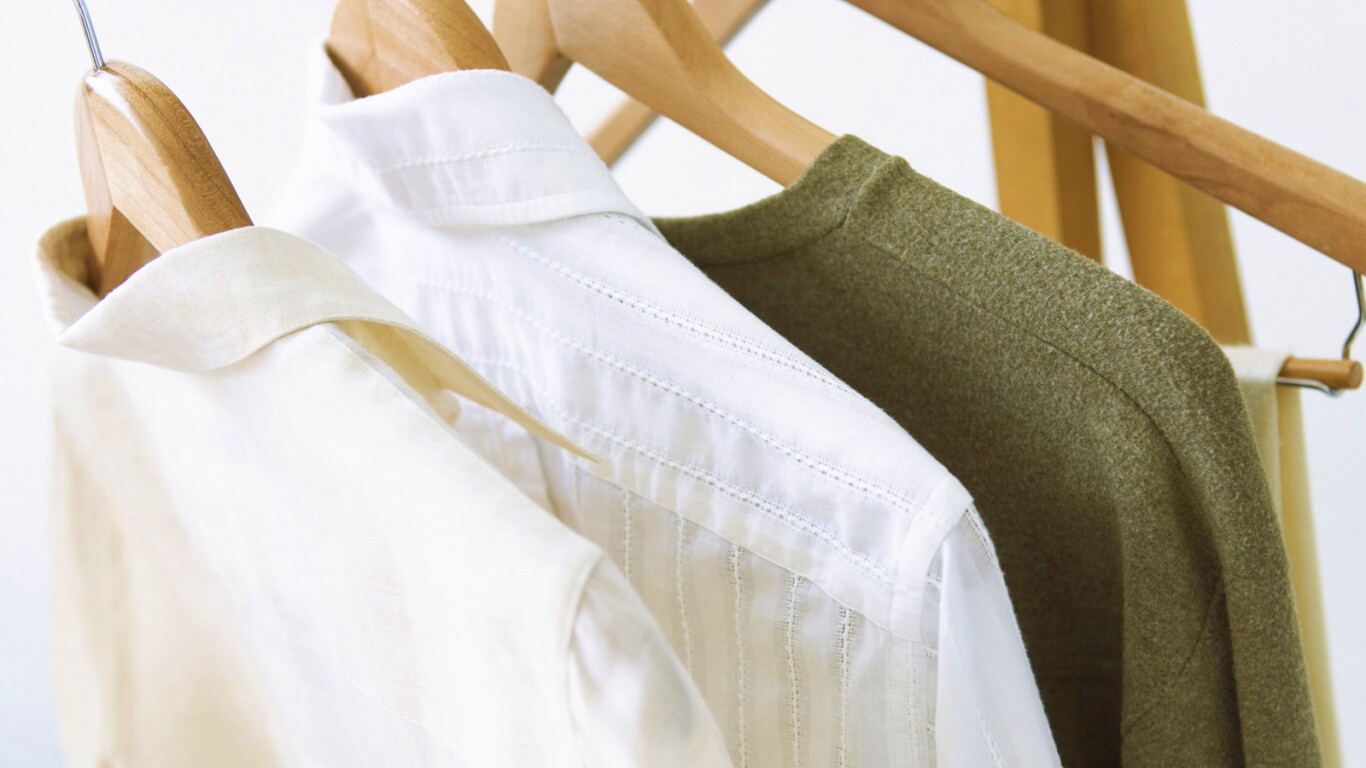 Вещи на вешалке обои