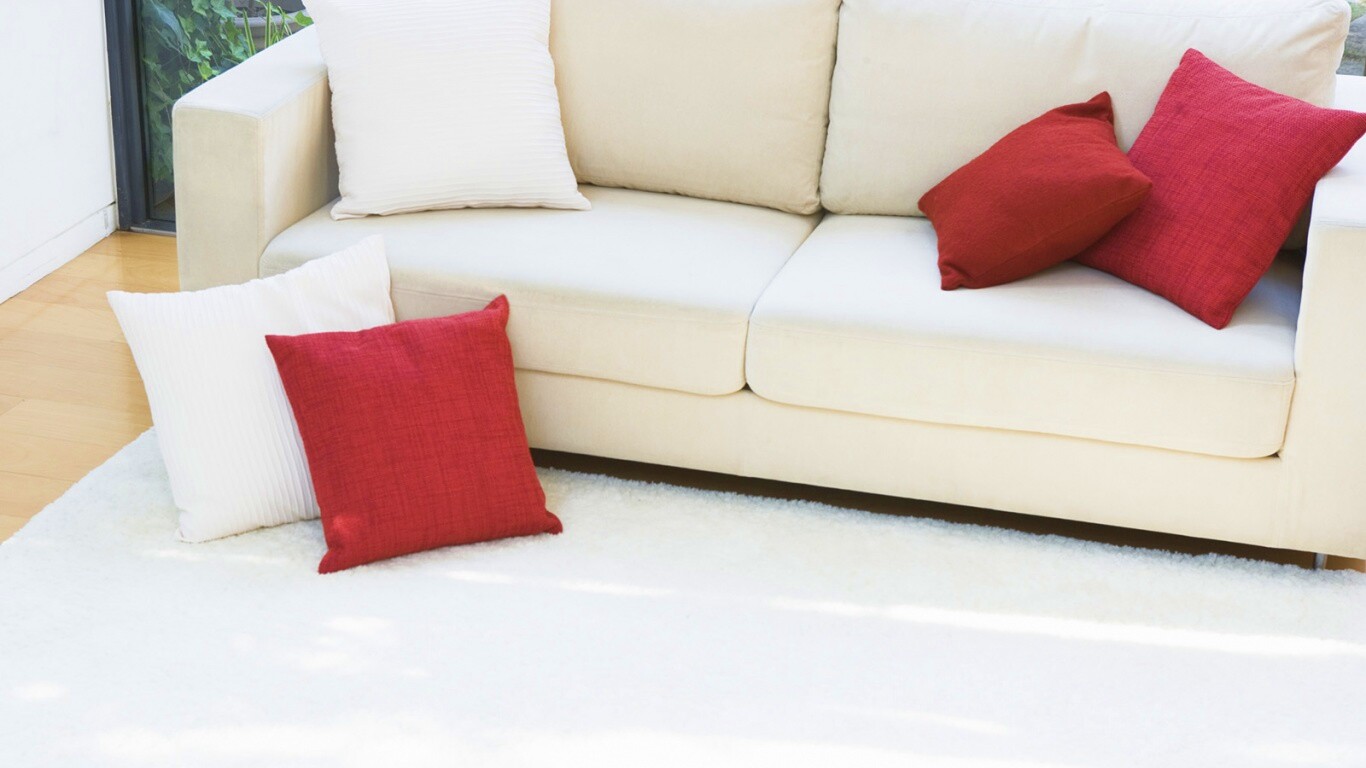 Диван с подушками обои