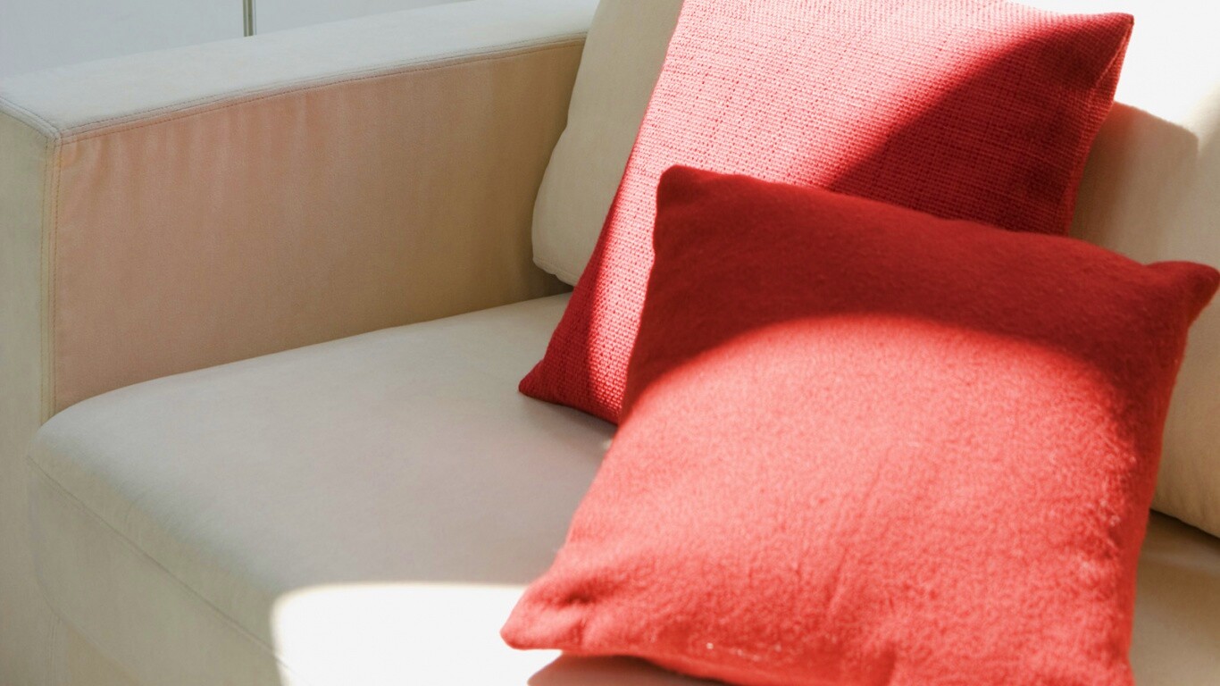 Красные подушки обои