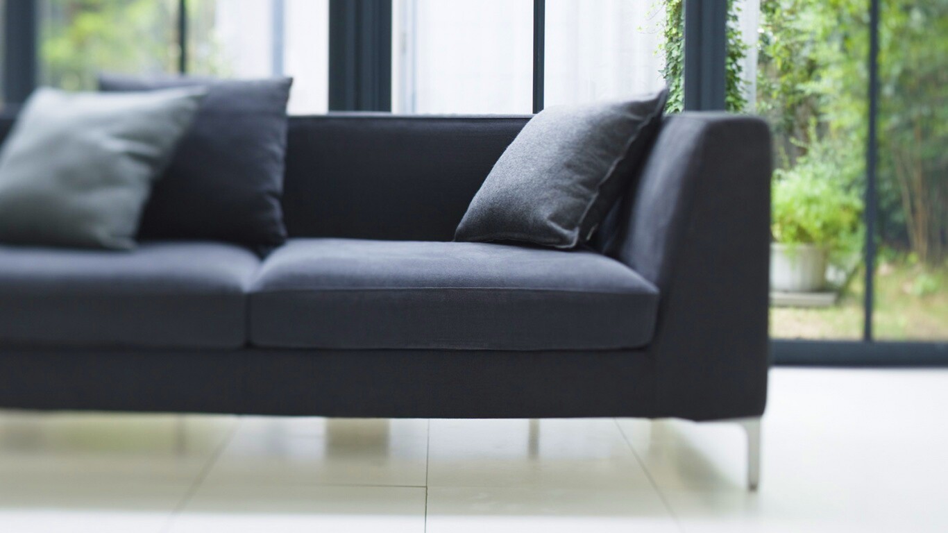 Диван в комнате обои