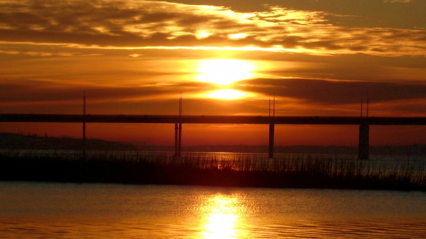 Мост на фоне заката обои