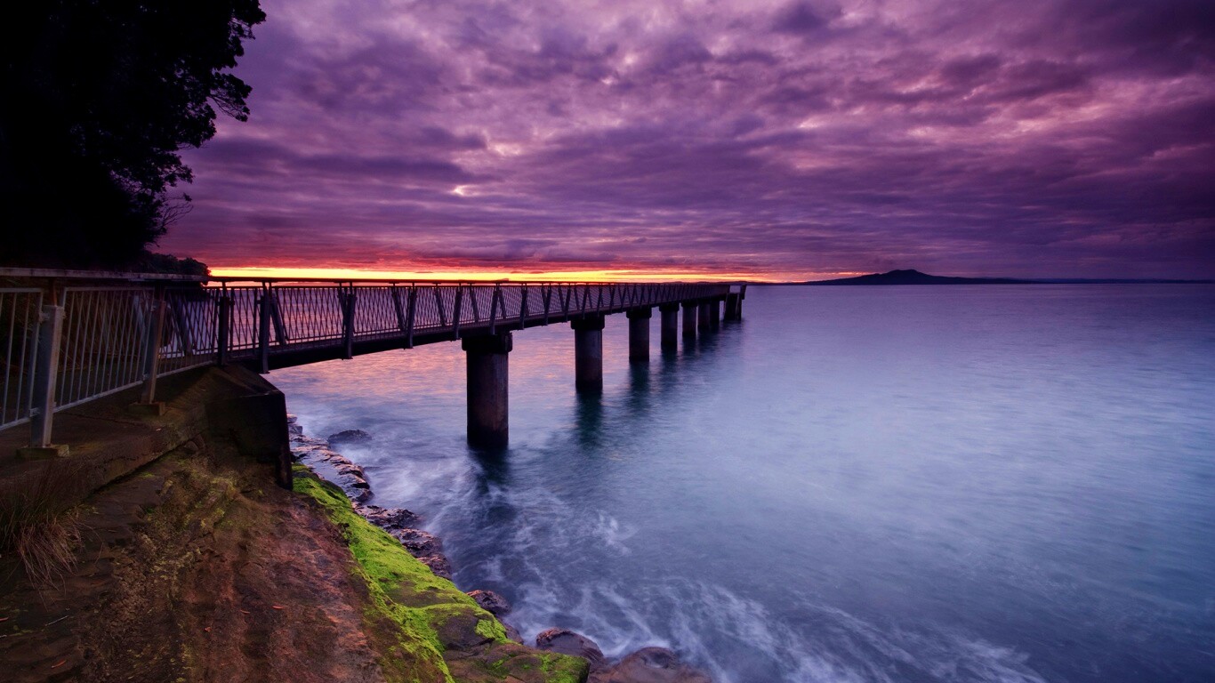 Уходящий в даль причал обои