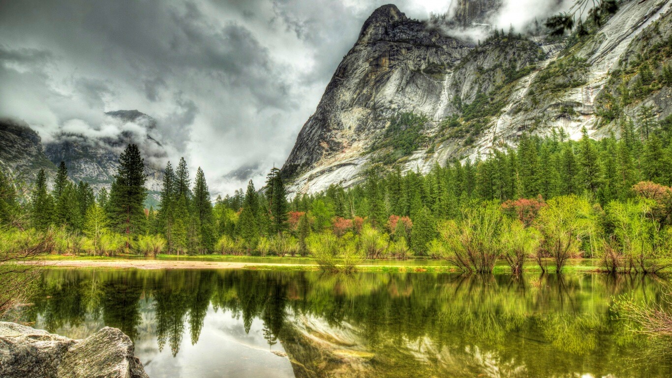 Красивый вид на маленькое горное озеро обои