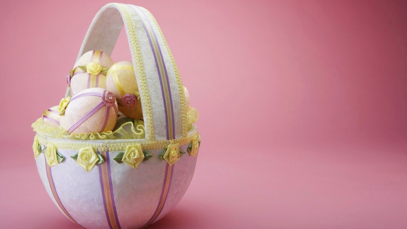 Пасхальная корзина с яйцами обои