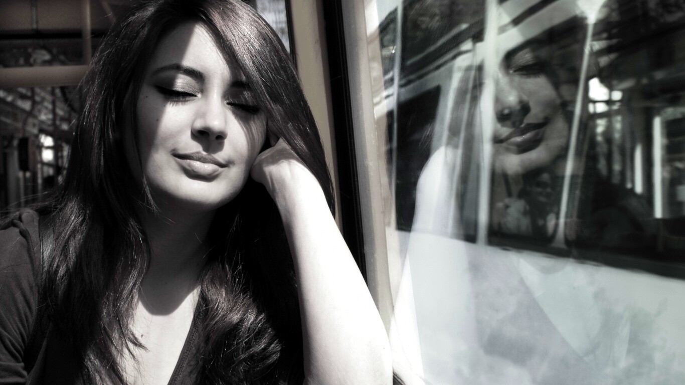 Девушка с закрытыми глазами в электричке обои