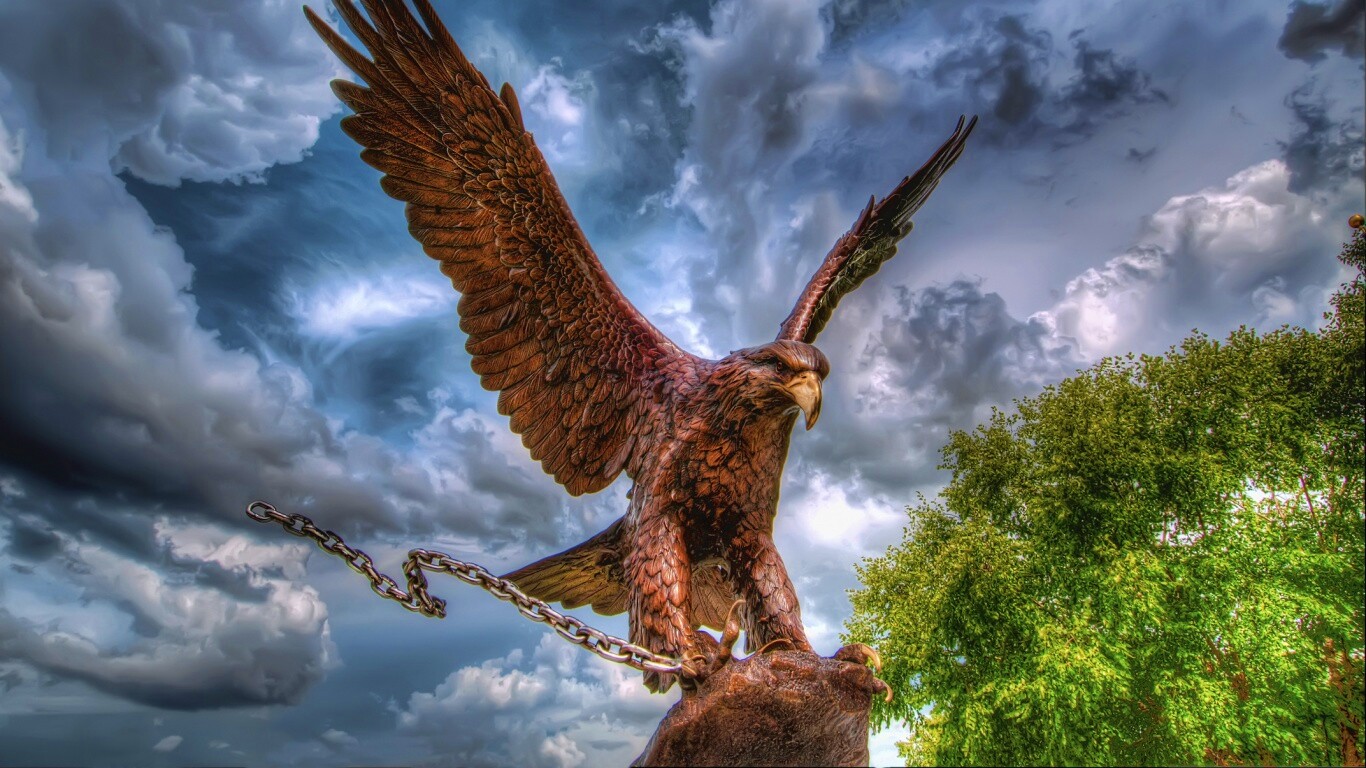 Скульптура орла с цепью в когтях обои