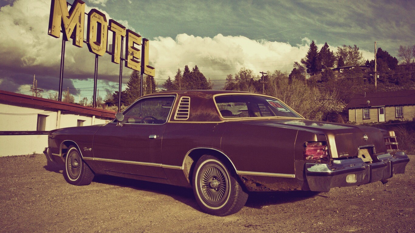 Олдскульный Dodge около мотеля обои