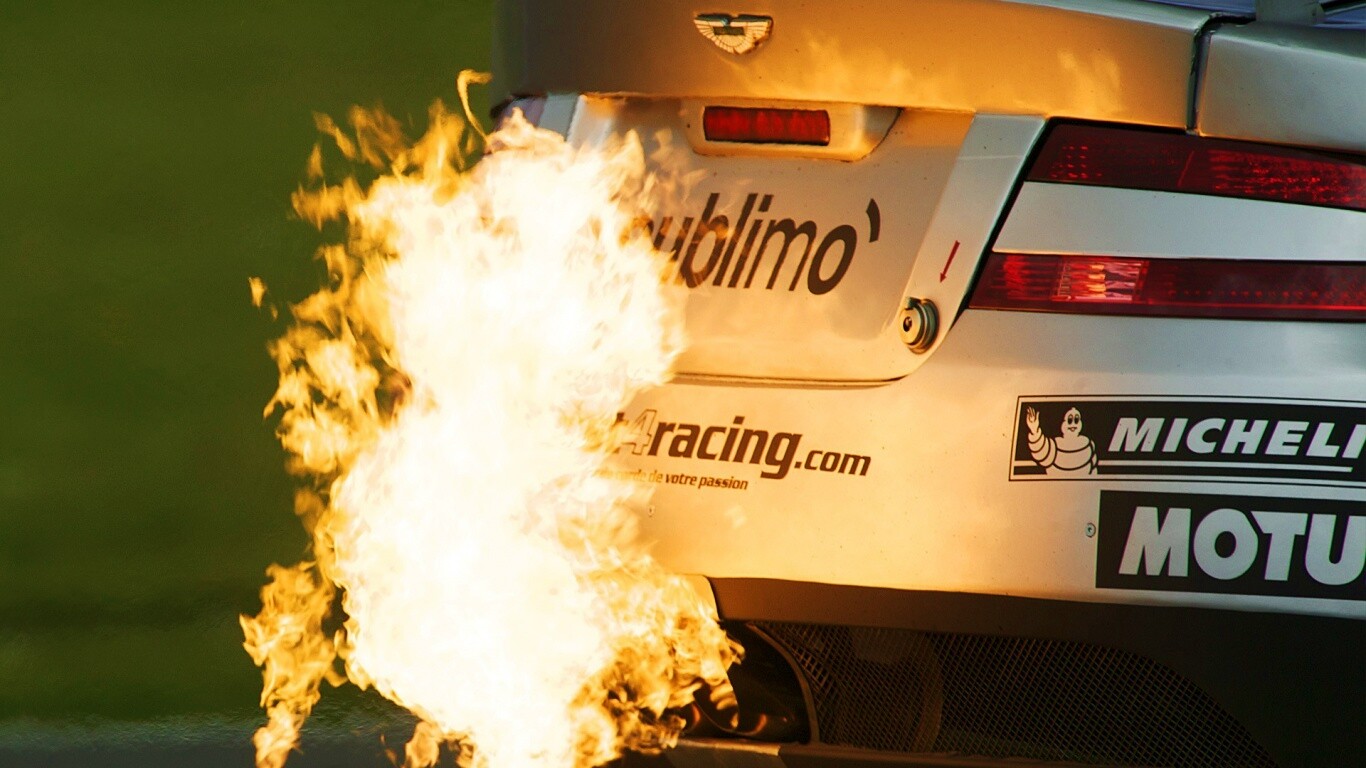 Огонь из выхлопной трубы гоночного Aston Martin обои