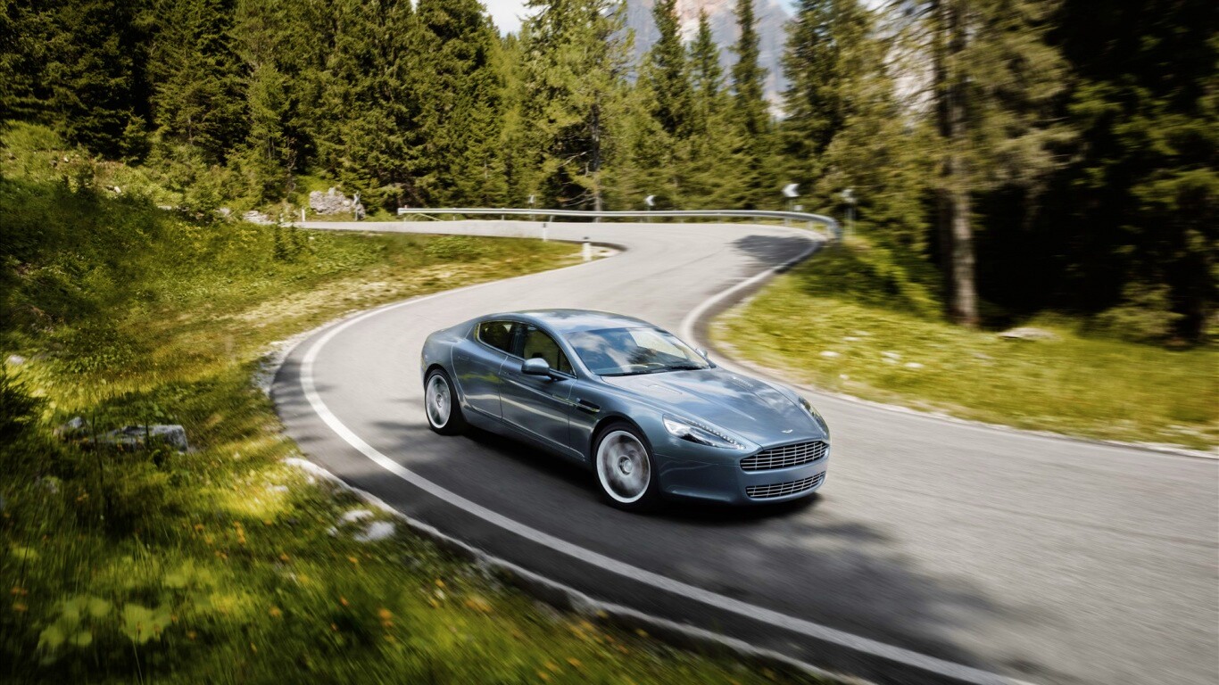 Астон мартин на лесной дороге обои